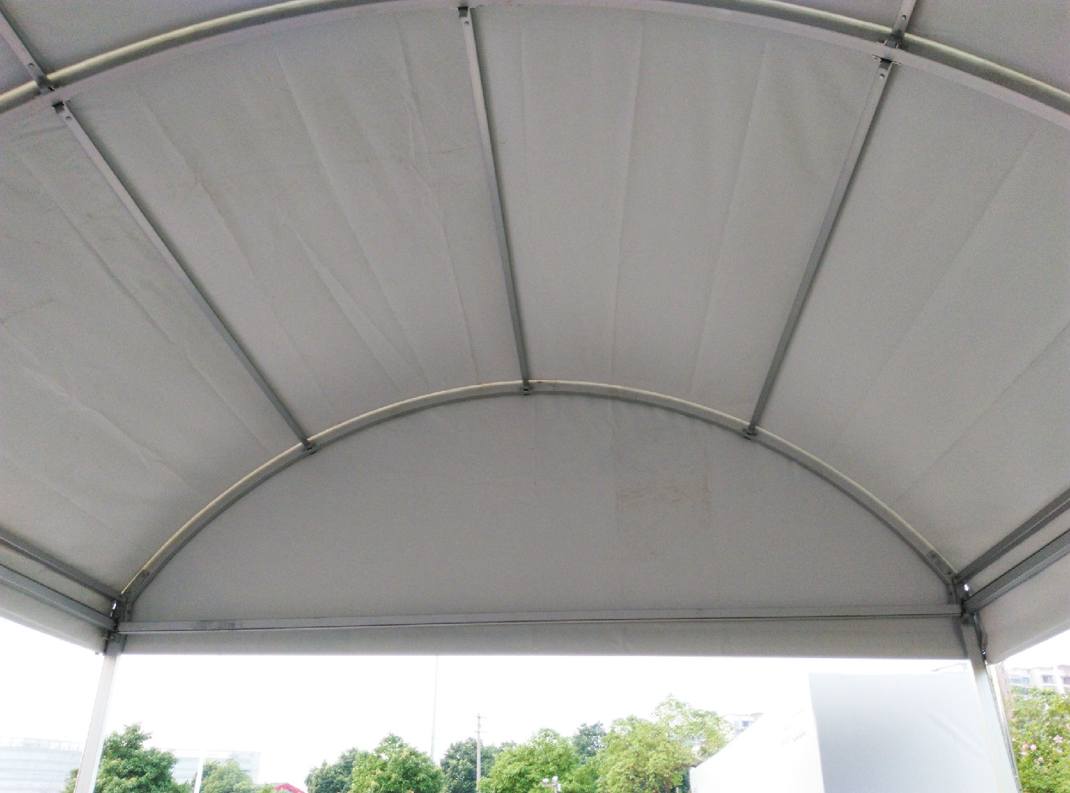 長沙世貿(mào)奧迪停車棚制作 長沙世貿(mào)奧迪停車棚制作