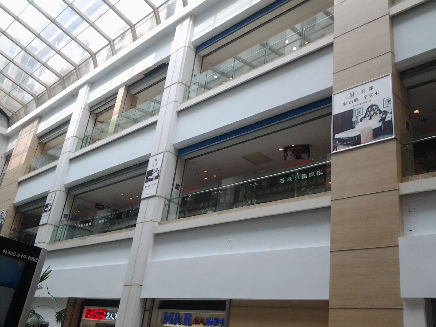 大型賣場廣告畫 戶外寫真裱冷板+可開啟式型材框 畫面可反復更換 大型賣場廣告畫 戶外寫真裱冷板+可開啟式型材框 畫面可反復更換